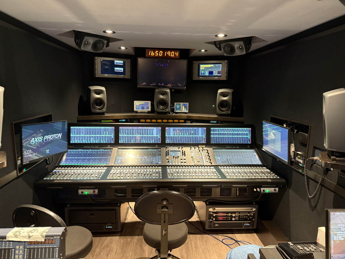 音声中継車内のコンソール