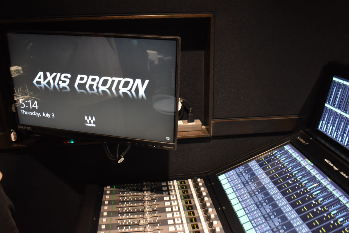 中継車には、ネットワーク越しでリモートコントロール可能なエフェクト機材を使用