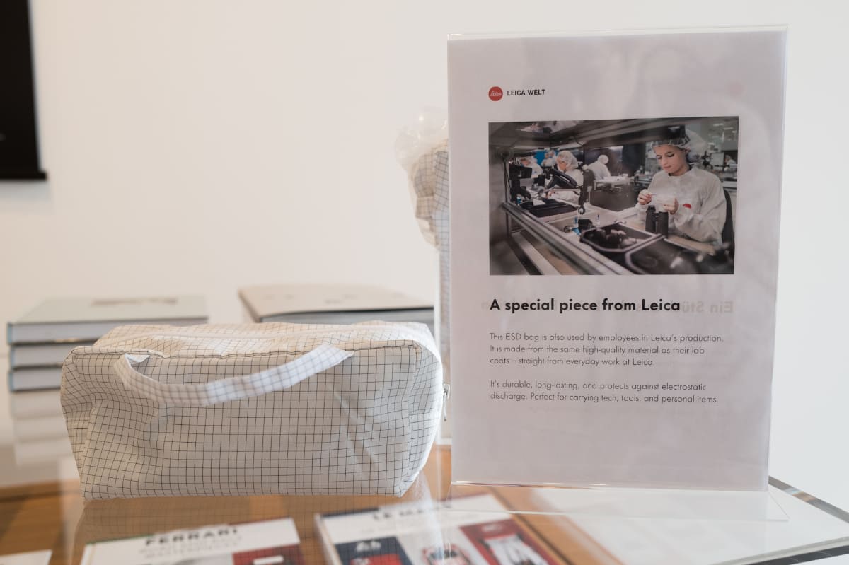 ライカの工場で着る帯電防止服の生地から作られたというバッグ。謎すぎて買った。