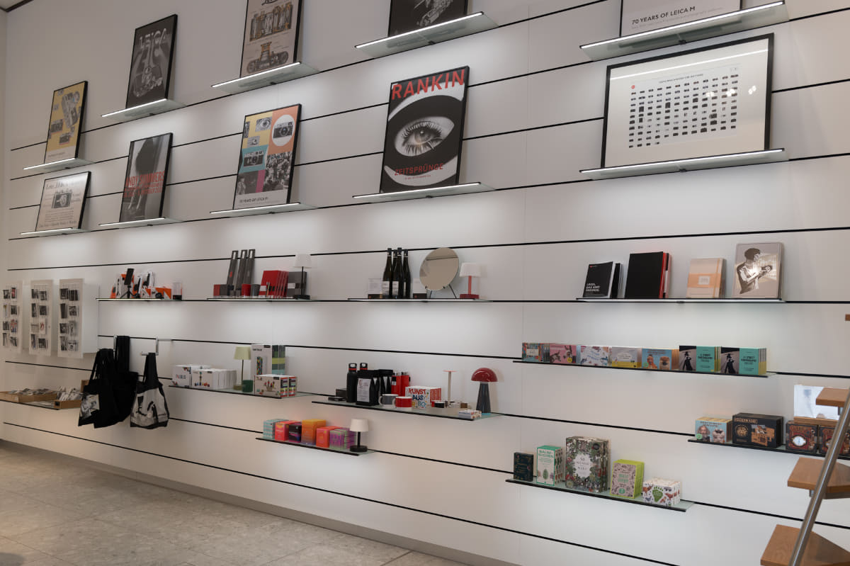 ミュージアムショップ。ポスターやトートバッグ、ノートなどライカ印のお手頃アイテムも。