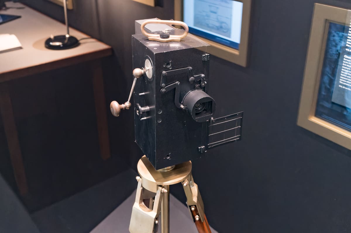 1912年にオスカー・バルナックが作った、35mmフィルムを使う映画記録装置。バルナックはこれで日常の風景や時事問題の映画を撮影して楽しんだ。