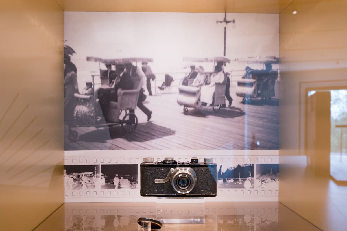 1925年に発売された「ライカI」。今でも中古カメラ店で普通に取り扱われており、日々撮影を楽しんでいる人も少なくない。100年前の自社製品がライバルになっている会社とも言える。