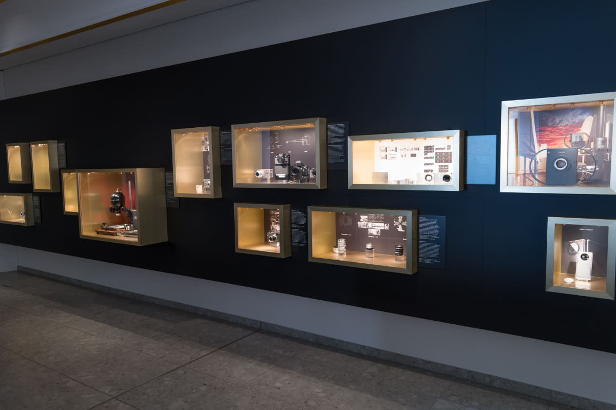 歴史上の重要な製品を展示・解説するコーナーも。例えば右下は、日本限定で2021年から販売されている「Leitz Phone 1」。