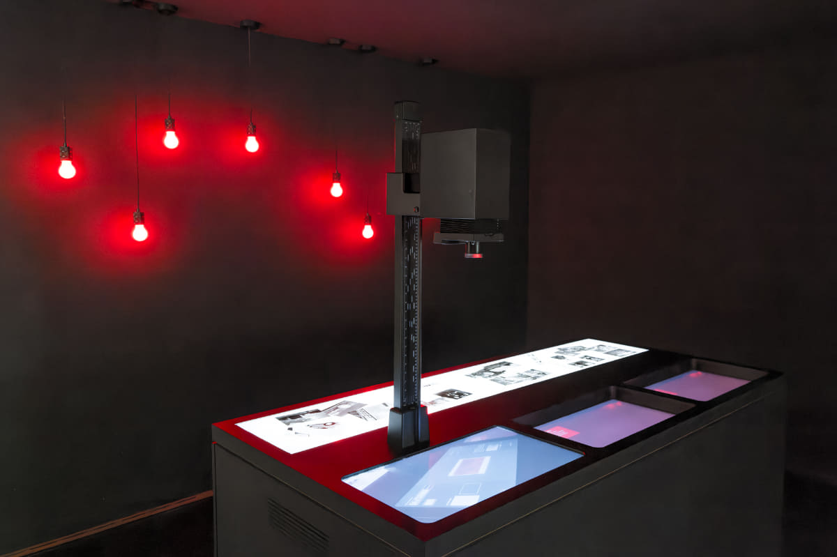 それぞれの体験型展示で撮影した写真を“ネガ”として、暗室での引き伸ばしをバーチャル体験できる部屋。