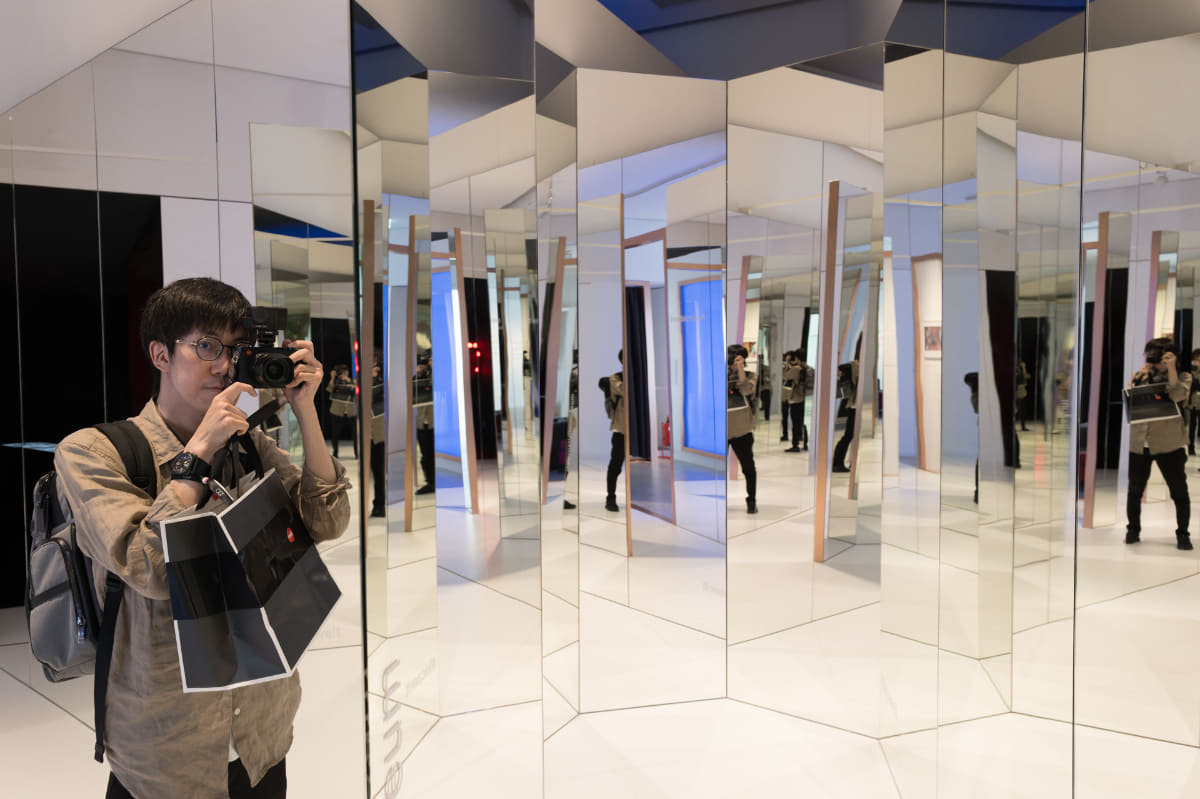 記念撮影スポットにも好適な、鏡に囲まれた部屋。