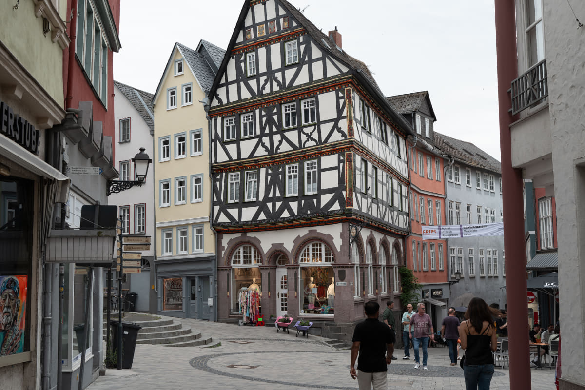 ライツパークから3kmほどの距離にある、ウェッツラー旧市街のアイゼンマルクト。オスカー・バルナックが後に「ライカ」となる試作カメラで最初に試写した景色として有名。