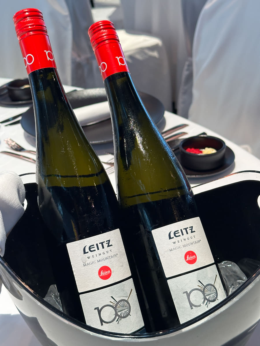 テーブルで振る舞われるワインも、ライカ100周年仕様の特別デザイン。