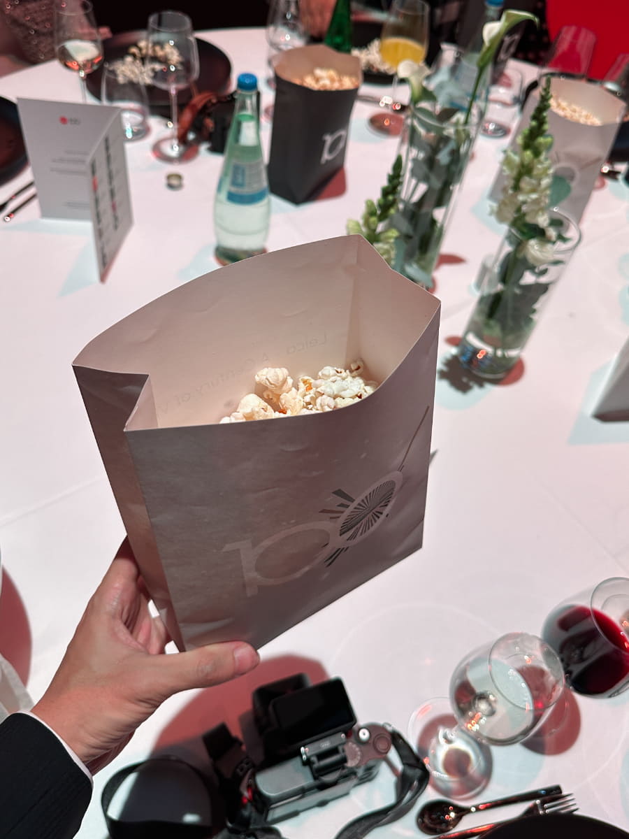 ディナーの途中、テーブルに配られたポップコーン。これから映画が始まるという合図だった。味は塩とキャラメルの2種。