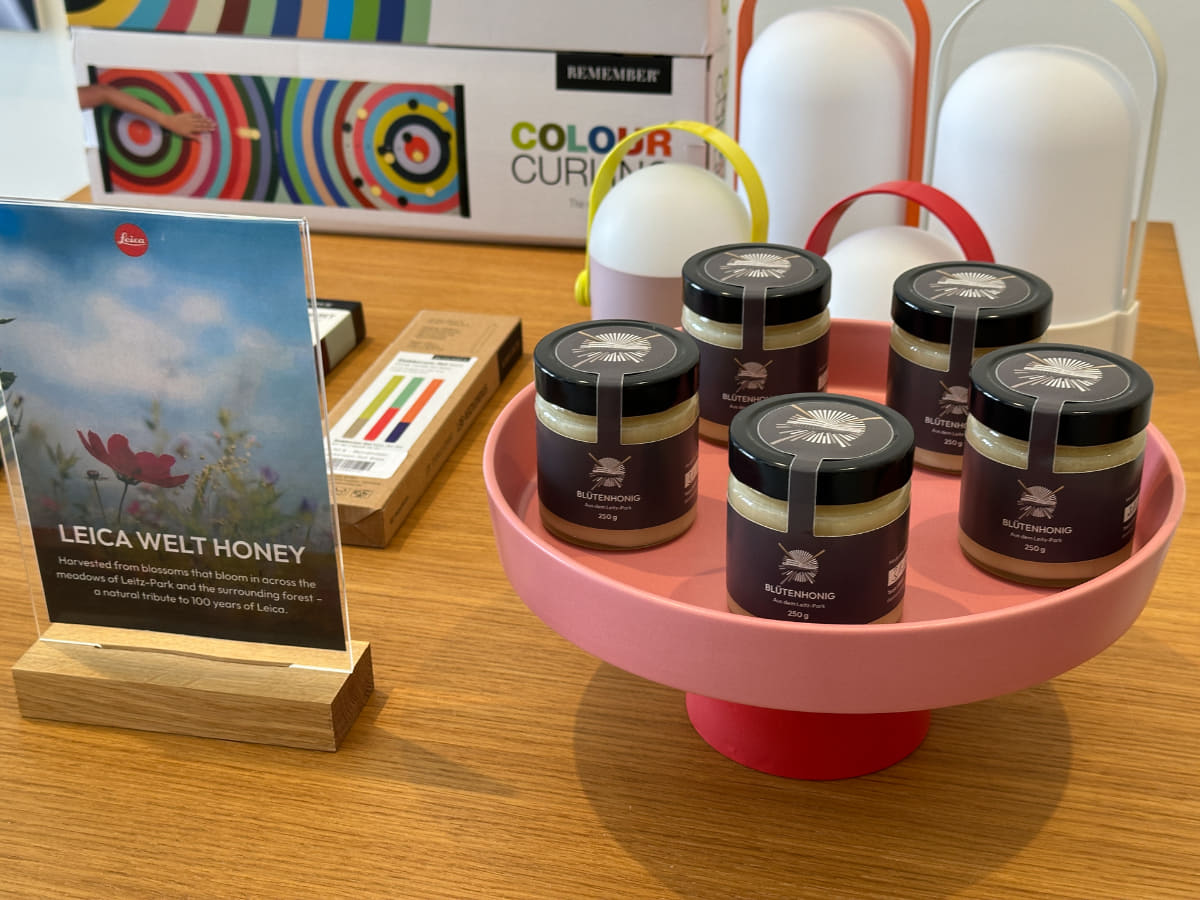 今年初めて見た新製品。ライツパークの牧草地と周囲の森に咲く花から採れたハチミツだとか。一瓶7.5ユーロ。お土産に買った。