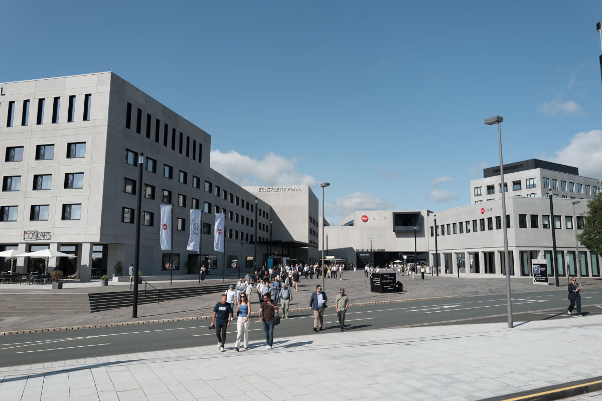 2018年に拡張されたライツパークの新エリア。ライカ本社から道路を挟んだ反対側に位置する。左がエルンスト・ライツ・ホテル、中央のカメラ型の建物が「Leica Welt」で、ミュージアムやギャラリー、ライカストアがある。右はLeitz Cineのブランドでシネマレンズを生産する拠点(旧CW Sonderoptic)。