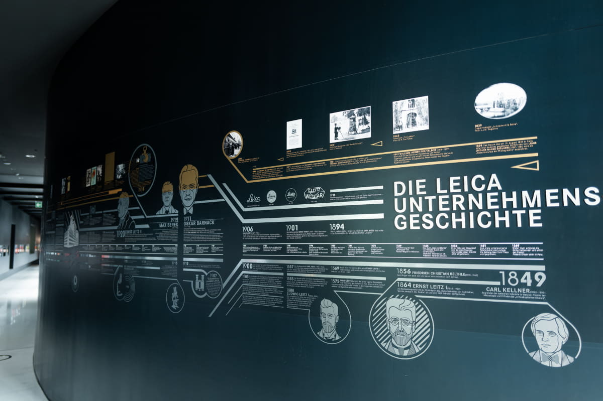 壁面にはヒストリー。前身の顕微鏡メーカー「カール・ケルナー光学研究所」を含めると170年を超える歴史に。