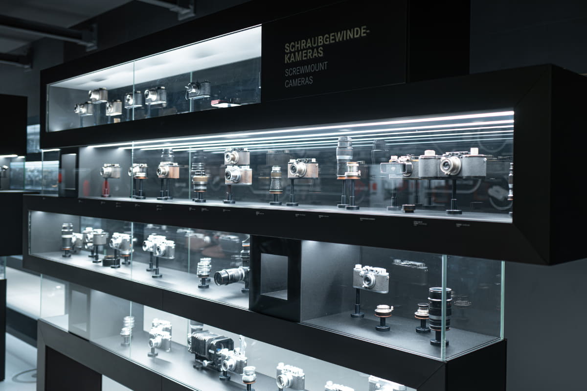 歴代ライカが並ぶ。1920年代の試作機からレアなモデルも含めて網羅されている。