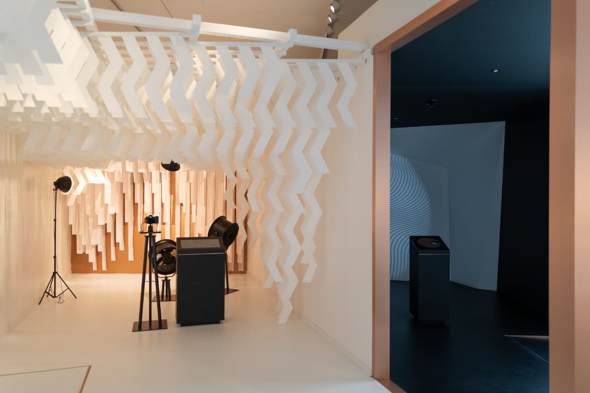 レジェンド写真家をメンターとした体験型展示の数々。風を浴びたり、影のパターンを自分に映したりしながら写真を撮れる。小学生の社会科見学に遭遇した時は、皆さんテンションMAXだった。