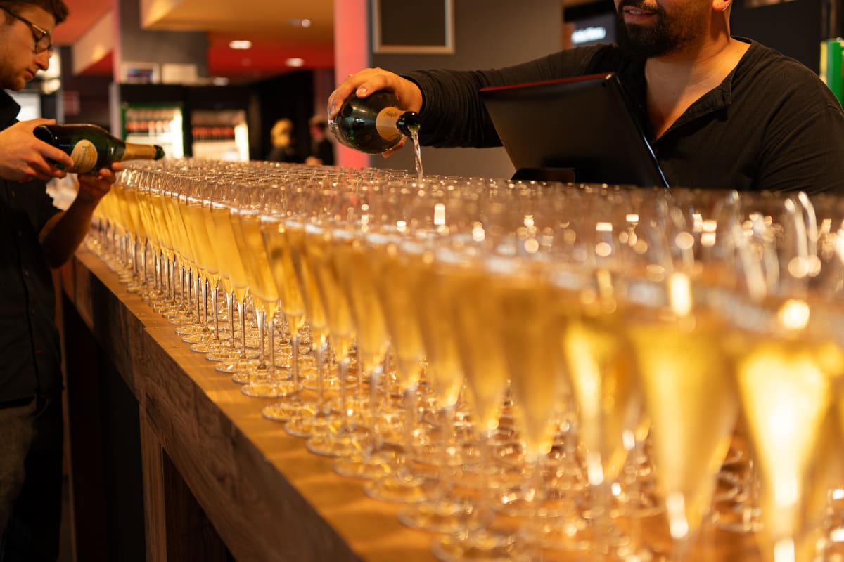 シャンパンと特別なカクテルが用意されていた。