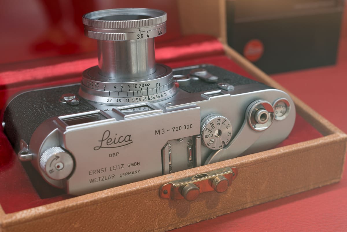 シリアルナンバー700000の「ライカM3」。オーストリアのスキーヤー・写真家のシュテファン・クルッケンハウザーに贈られた個体。通常の「ライカM3」は“700001”番から始まるため、特別な位置付けで製造されたことが伺える。336万ユーロ(約5億7,600万円。手数料込み)で落札。