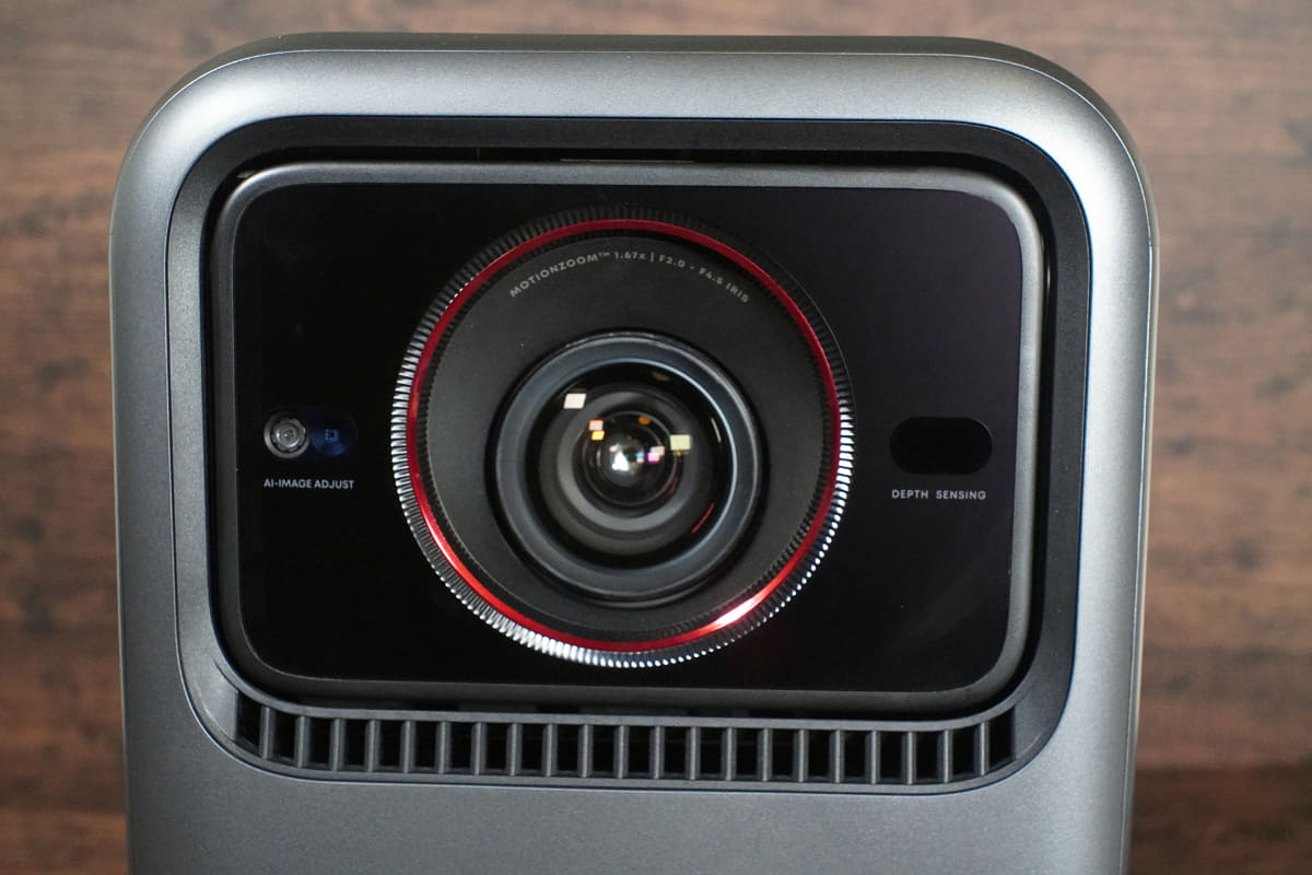 14枚のガラスレンズによるズームレンズを搭載