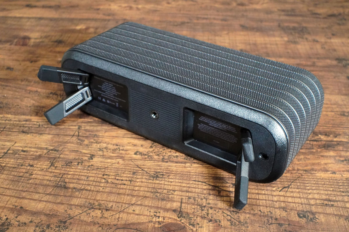 底部の脚は折りたためる