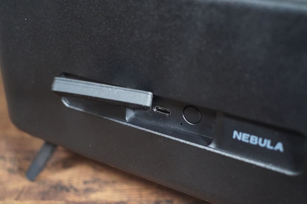 背面には電源/ペアリングボタンと充電用USBｰC端子