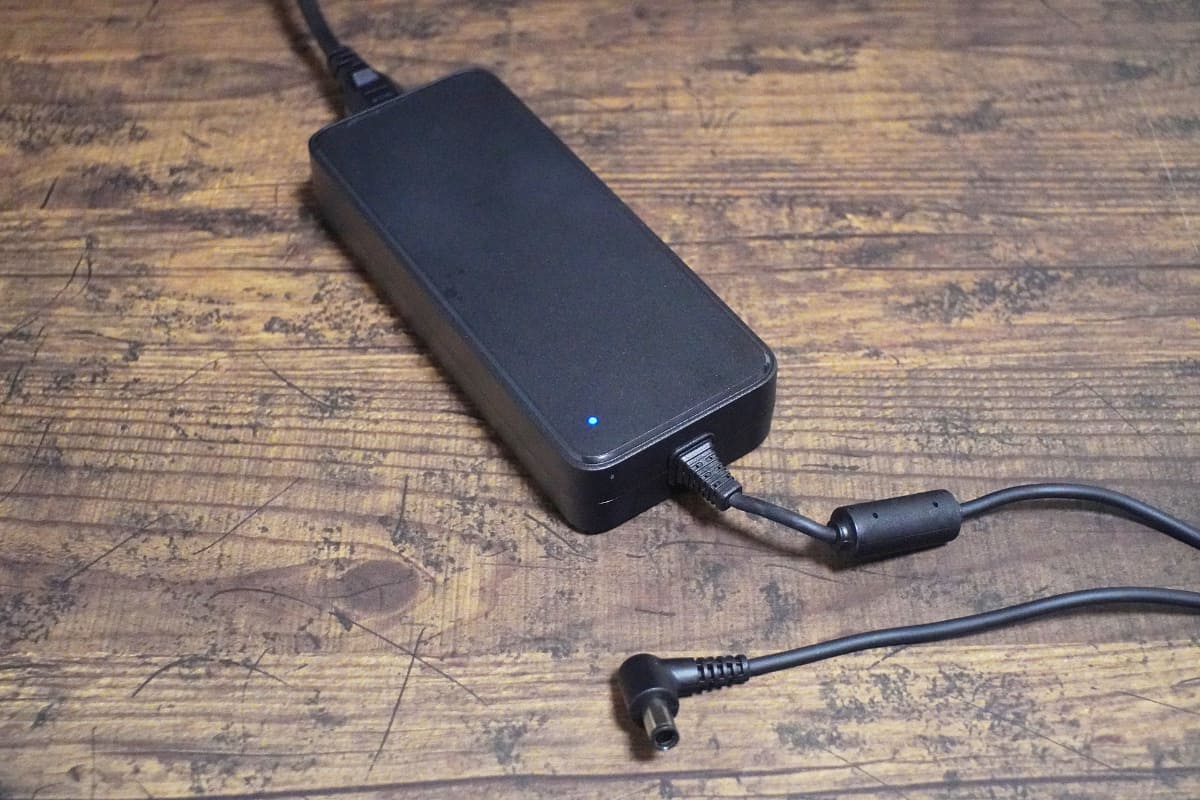 240WのACアダプタ