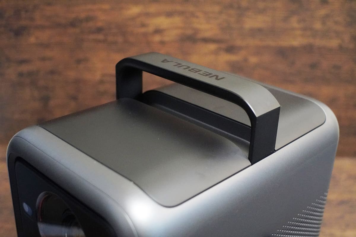 ロゴ部分を押すとハンドルがポップアップする