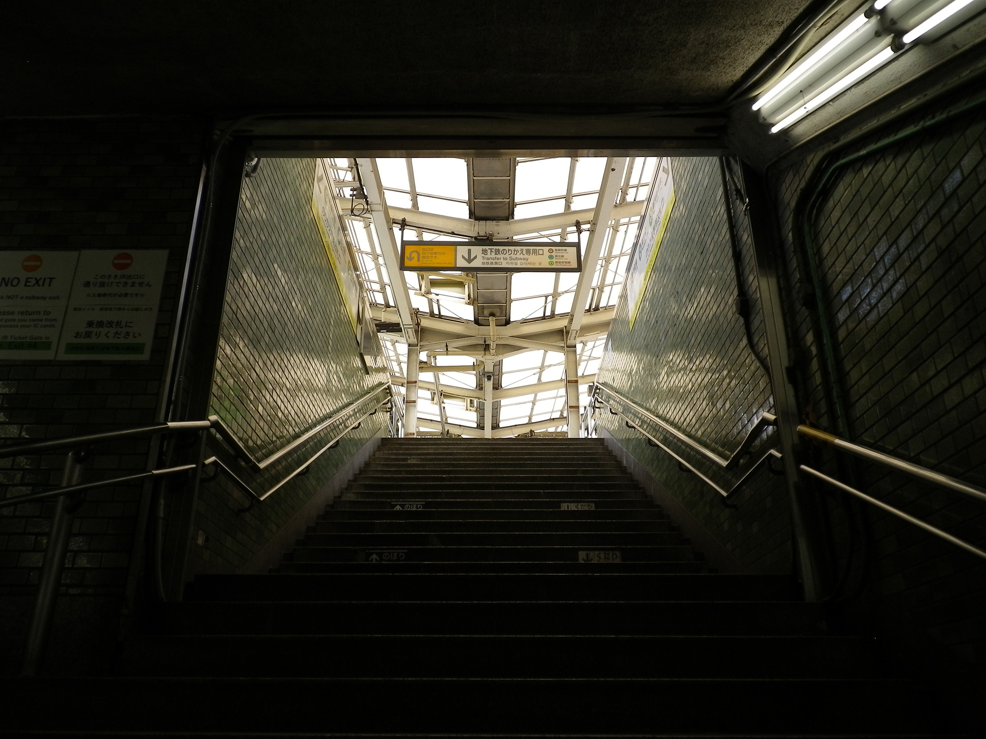 天気は晴れ。お気に入りの階段のひとつをパシャリ。上った時の開放感と、川沿いの景色が好き