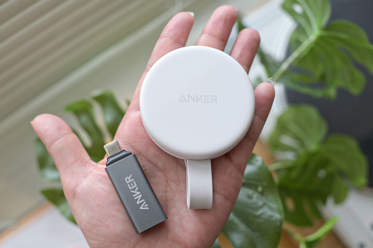 「カメラで撮る」と言っても、写真はスマホに取り込んで楽しみたいもの。私はAnkerのカードリーダーを使っています。右のMagSafeでくっつくiPhone向けリーダーは、スマホと繋いだときに邪魔にならなくておすすめ。それに、かわいい