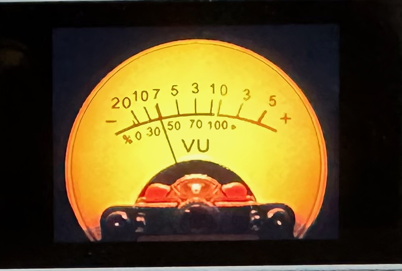 ディスプレイには再生情報/FFT（高速フーリエ変換）/VUメーターのいずれかを表示できる