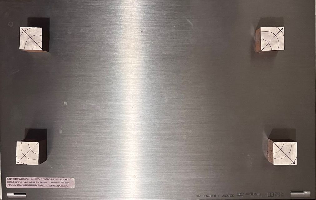 定石的なインシュレーター、脚(フット)の配置。几帳面な人はこれでないと落ち着かないようだ。角材の放射軸は斜め外向きにしておいた。このアルミ板はソニーのBDレコーダーの天板を底板に見立てて起用