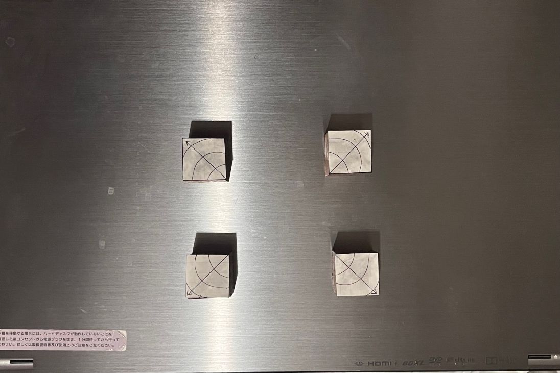 4点支持を内側に移動。支持点の枠外になる四隅や周囲はがら空きとなる。そこで機器内部の振動が外部に逃げやすくなることが期待される。不安定に見えるかもしれないが、重心を枠内に収める配置だと安定感は十分ある