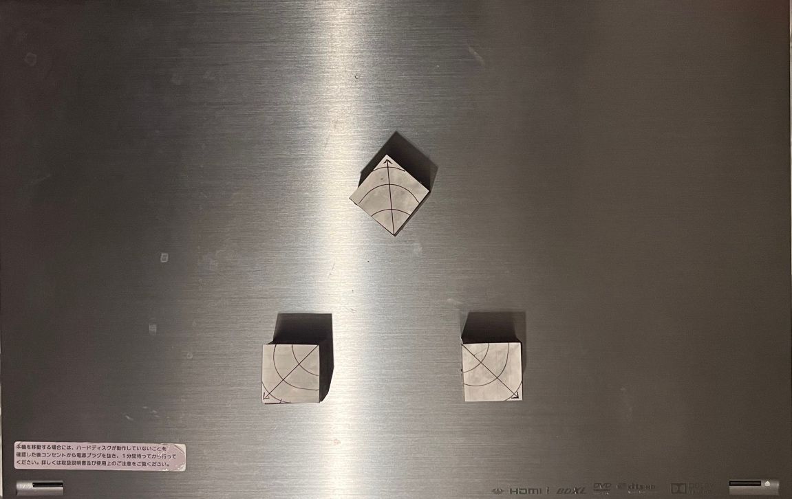 3点支持でその枠(三角形)を内側に縮めた例。いっそう、周囲はがら空きになる