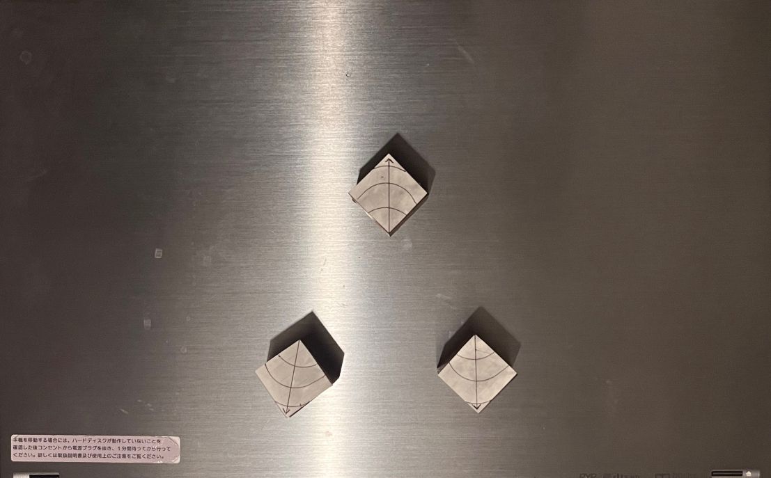 3点支持だが、前方2点の水平回転方向を後ろ2点と逆方向にした例