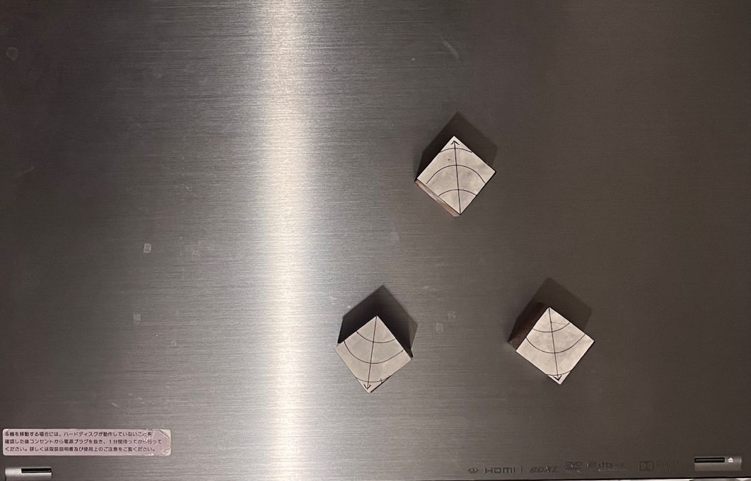 3点支持の枠全体を右に移動。機器の重心が偏っている場合、こういう配置となる