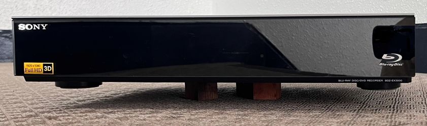 底板で三点支持した例。不安定に見えるが十分安定している。ただし底板がさほど頑丈ではないので、実際には元の脚部分にする方が安全だ