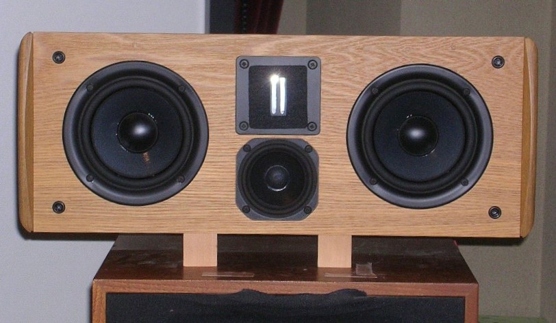 インフィニティのKAPPPA CENTER-BをSPENDOR S100IIの上に載せて試聴した際の写真。中央寄りに脚を配置。不安定に見えるかもしれないが、左右端の振動が開放空間に逃げやすいことに留意したい。ちなみに、センター用スピーカーにつき、重低音はカットされ、2個のウーファーのみ逆位相接続なので純正組み合わせ以外はなじみにくい。色々調整してスモールモニターとして使えることは判明。最悪、平面ツイーターのEMITのみ活用することも織り込んでいた。補修パーツでは入手できないので、好事家はこうして散財することになる。とはいえ、磁石がサマリウム・コバルトからネオジウムになった時代のものなので十分強力であり、ハイレゾ時代にも使えるはず