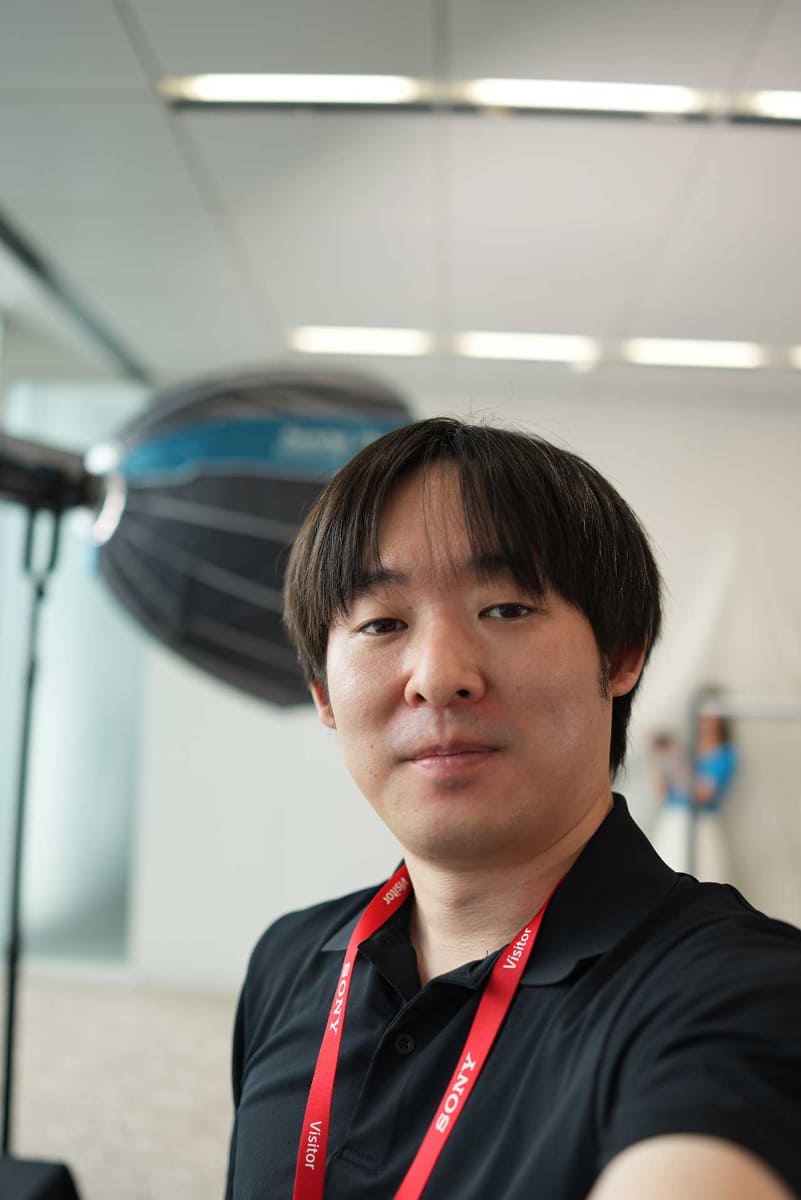 背面液晶は固定式なので画角の確認はできないが、腕を伸ばしての自撮りもできなくはなかった