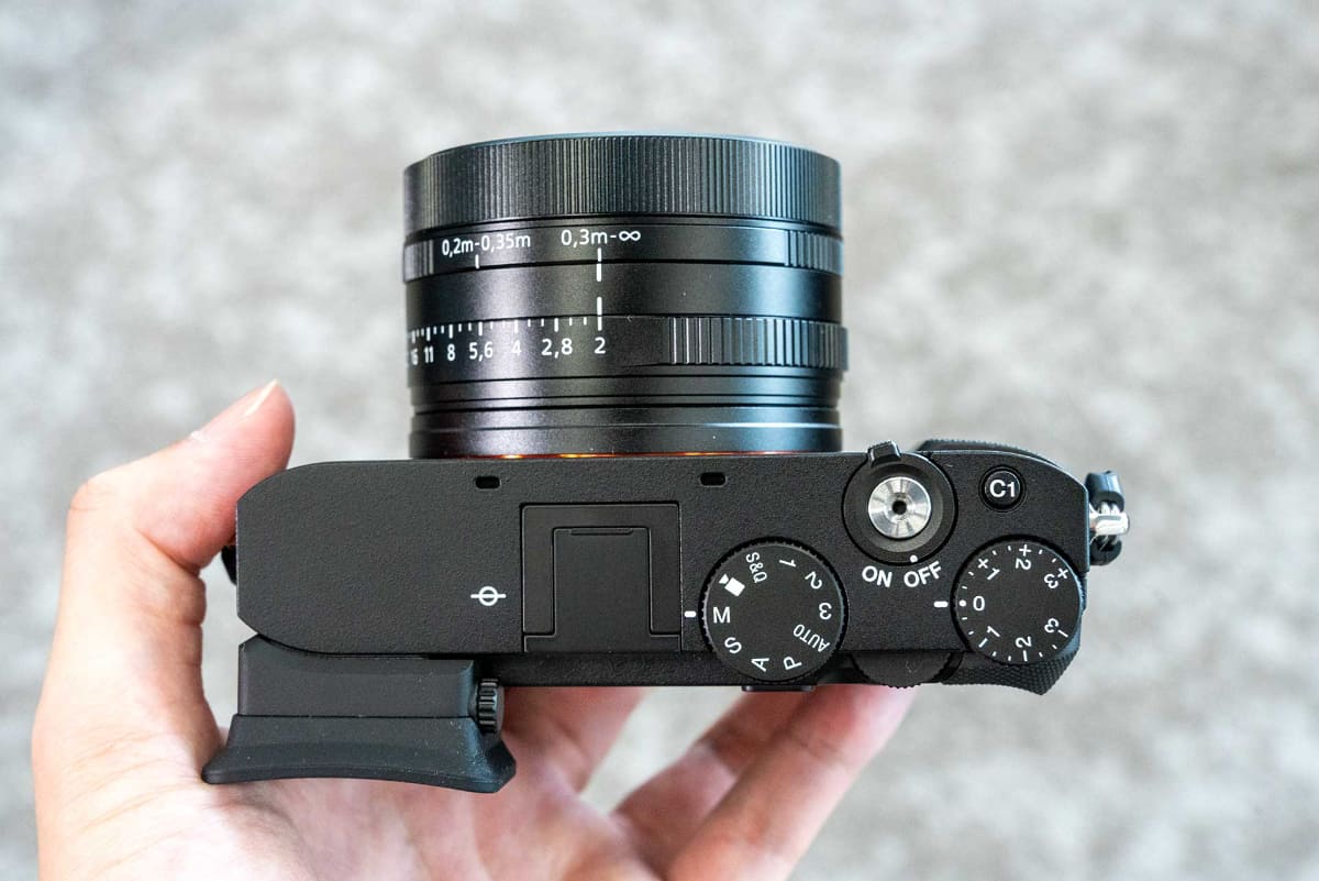 本体上面。ダイヤルなどの突起を減らしたフラットデザインに