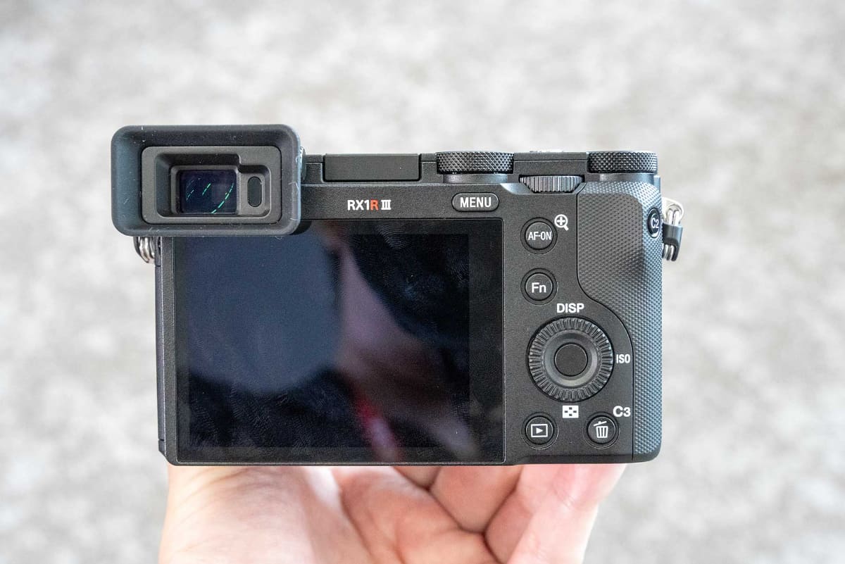 本体背面。EVD、背面液晶は固定式に