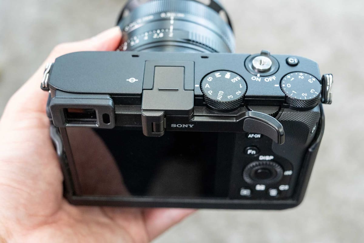 別売りアクセサリーのサムグリップ「TG-2」を装着したところ。8月8日発売で38,720円