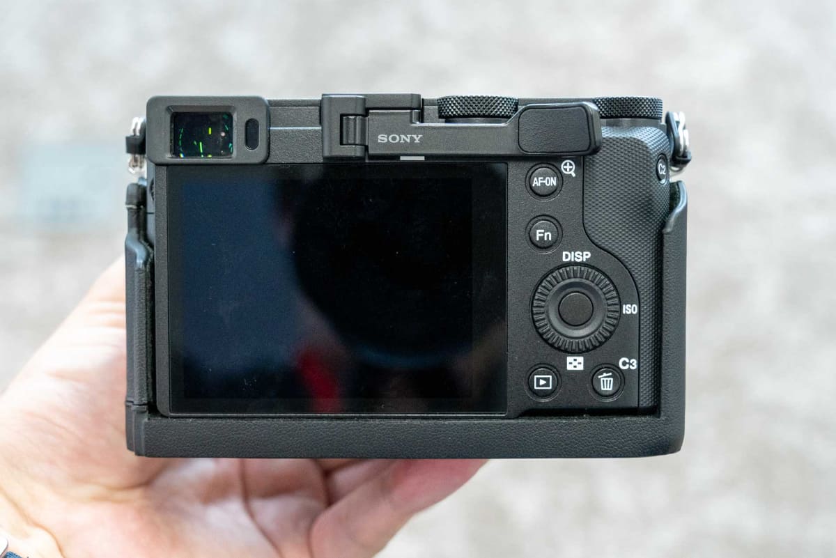 別売りアクセサリーのサムグリップ「TG-2」を装着したところ。8月8日発売で38,720円