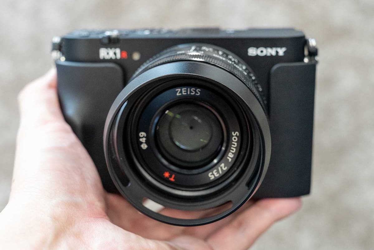 別売りアクセサリーのボディケースLCS-RXL」と、レンズフード「LHP-1 J2」を装着したところ。ボディケースは8月29日発売で21,120円、レンズフードは8月8日発売で22,330円