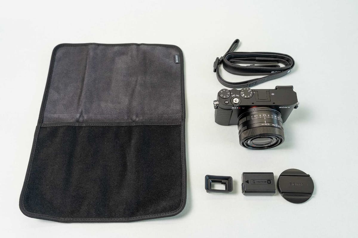 ラッピングクロスやバッテリー、ショルダーストラップなどが付属。USBケーブルやACアダプターは非同梱