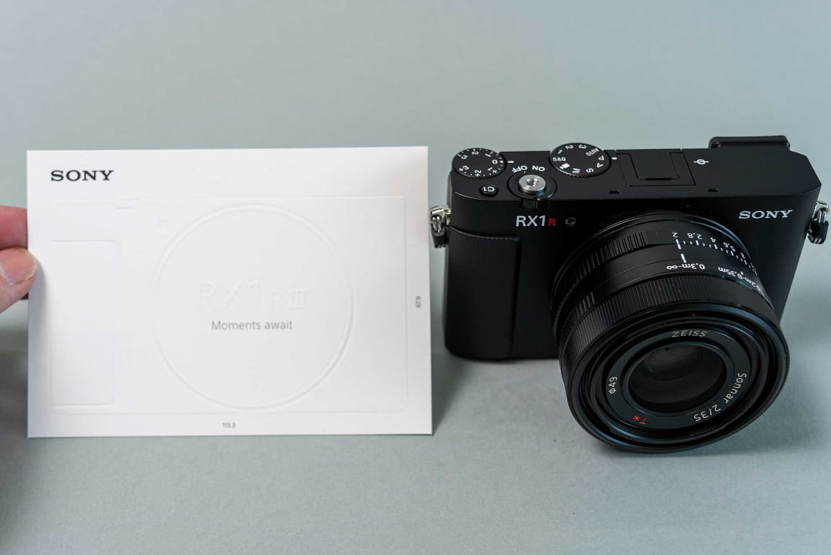 カード型の「RX1R III」販促アイテム。実寸台のRX1R IIIがエンボス加工されている。背面のQRコードからカタログにアクセス可能
