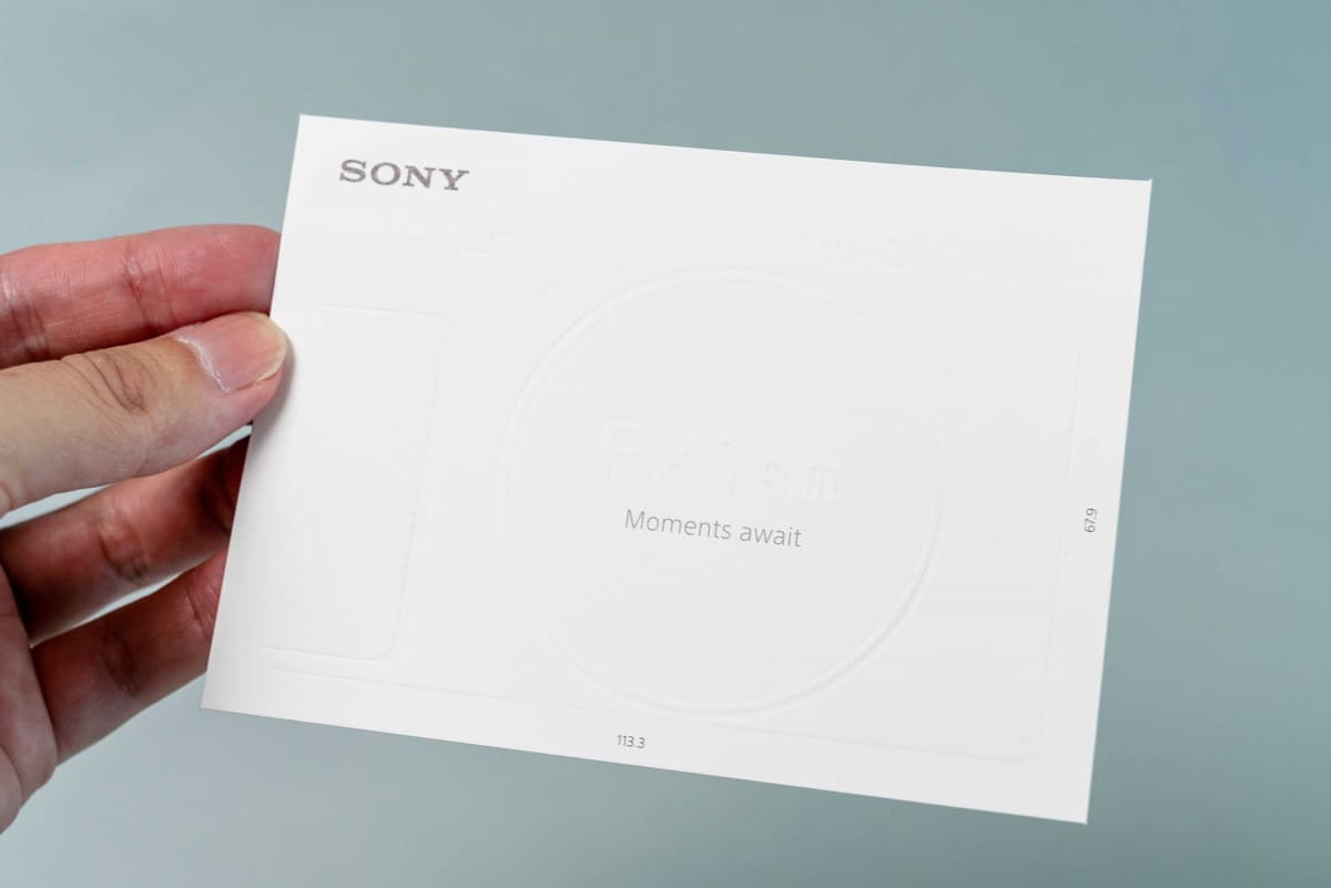 カード型の「RX1R III」販促アイテム。実寸台のRX1R IIIがエンボス加工されている。背面のQRコードからカタログにアクセス可能