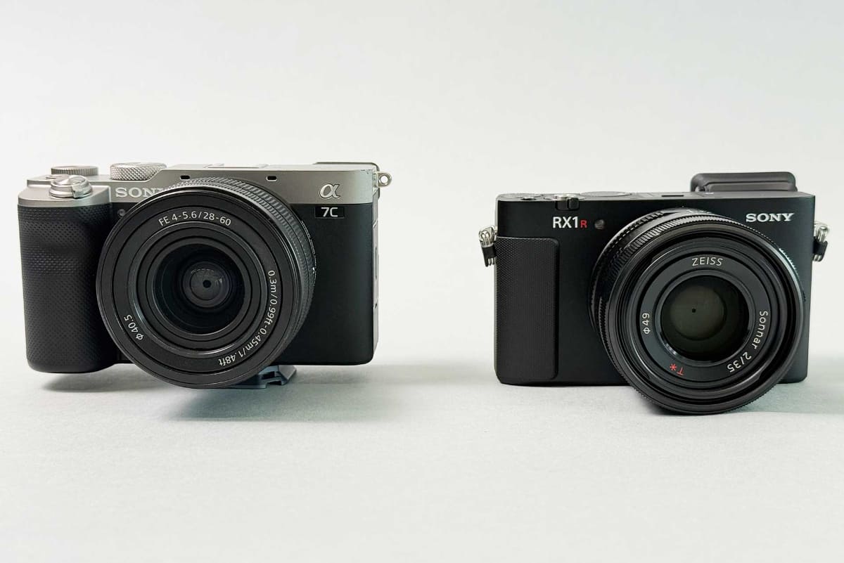 私物のα7C(左)と並べたところ。α7Cに装着しているレンズは「FE 28-60mm F4-5.6」