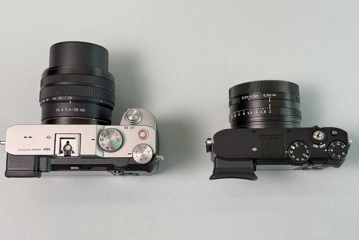 私物のα7C(左)と並べたところ。α7Cに装着しているレンズは「FE 28-60mm F4-5.6」