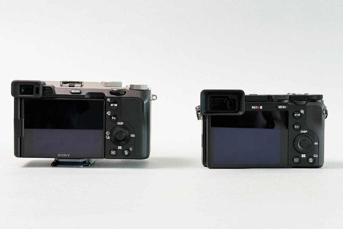 私物のα7C(左)と並べたところ。α7Cに装着しているレンズは「FE 28-60mm F4-5.6」