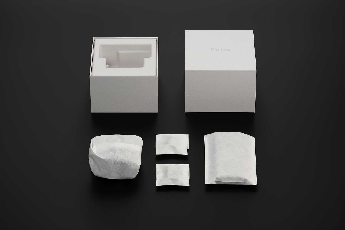 梱包には脱プラスチック素材の包装材が使われる。αシリーズなどと異なり、上蓋を引っ張って開ける「玉手箱のような(ソニー担当者)」デザインになっている