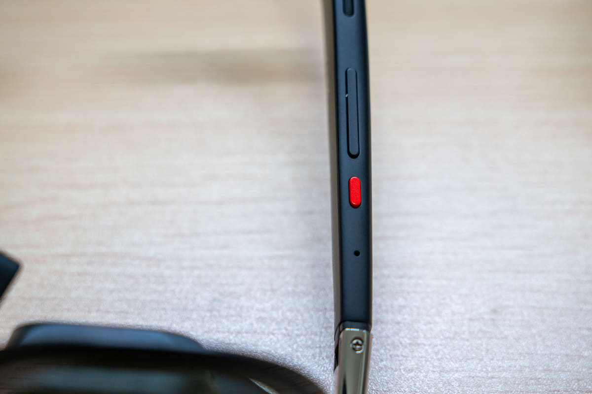 本体右側にある赤い「Xボタン」などの操作系も同じ