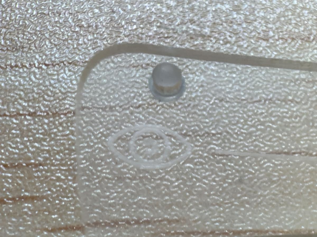 XREAL One Pro用のインサートレンズには、X Prismと接触しないように足がある