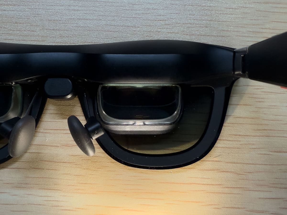 手前(本来は下)から光を当てても、XREAL One Proは視界に反射が見えない